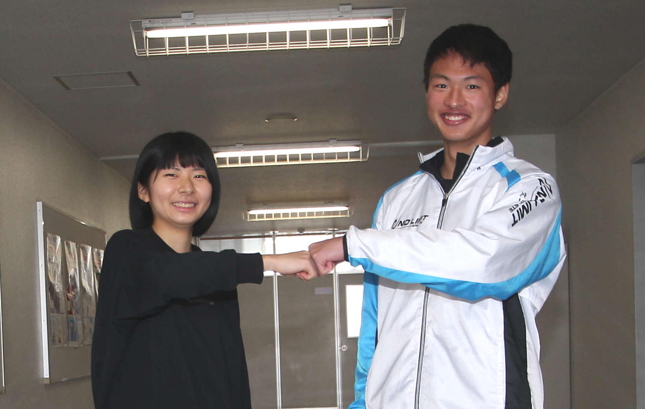 今春、東京学館新潟に入学する全中チャンプの秋沢（左）と佐藤