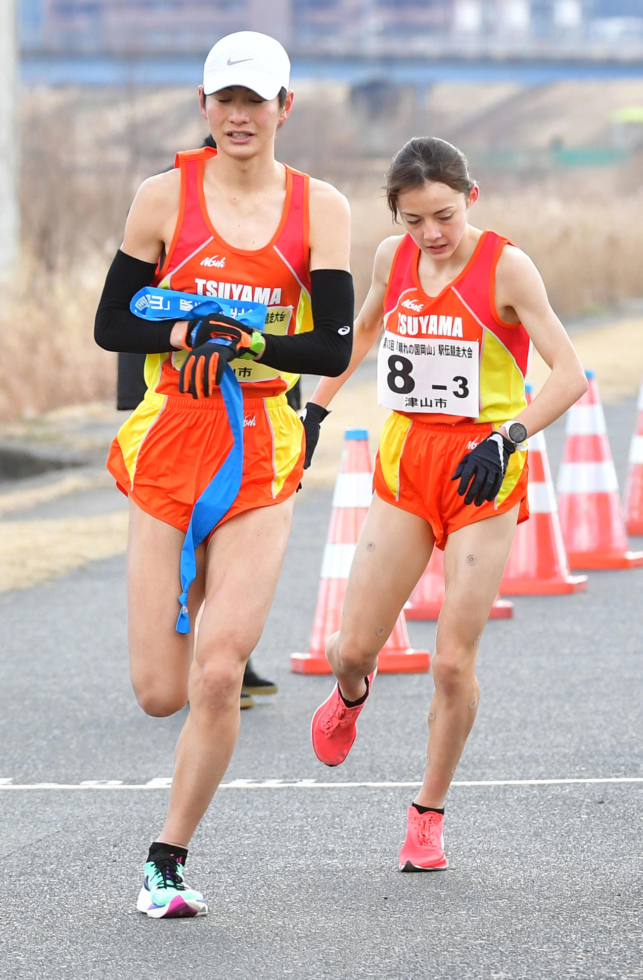 第3区のドルーリー朱瑛里は第4区の中継所でたすきをつなぐ（撮影・前岡正明）