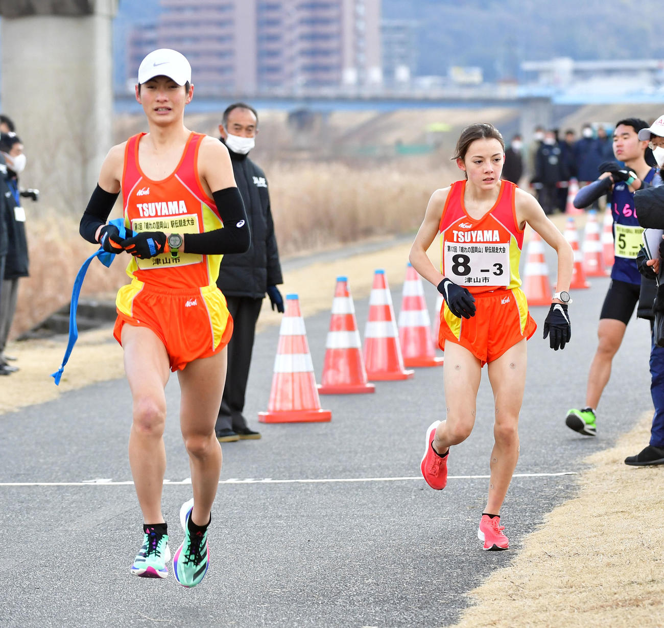 第3区のドルーリー朱瑛里は第4区の中継所でたすきをつなぐ（撮影・前岡正明）
