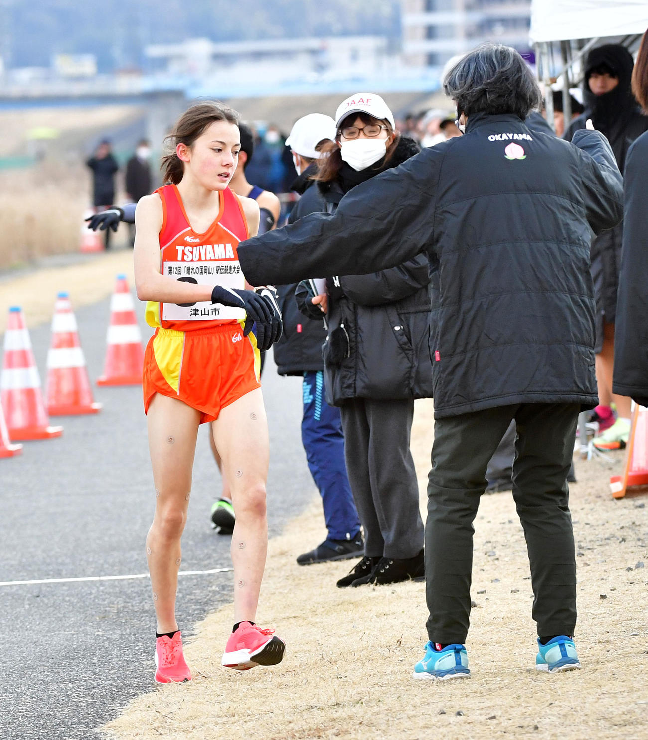 第3区のドルーリー朱瑛里は第4区の中継所でタスキをつなぐ（撮影・前岡正明）