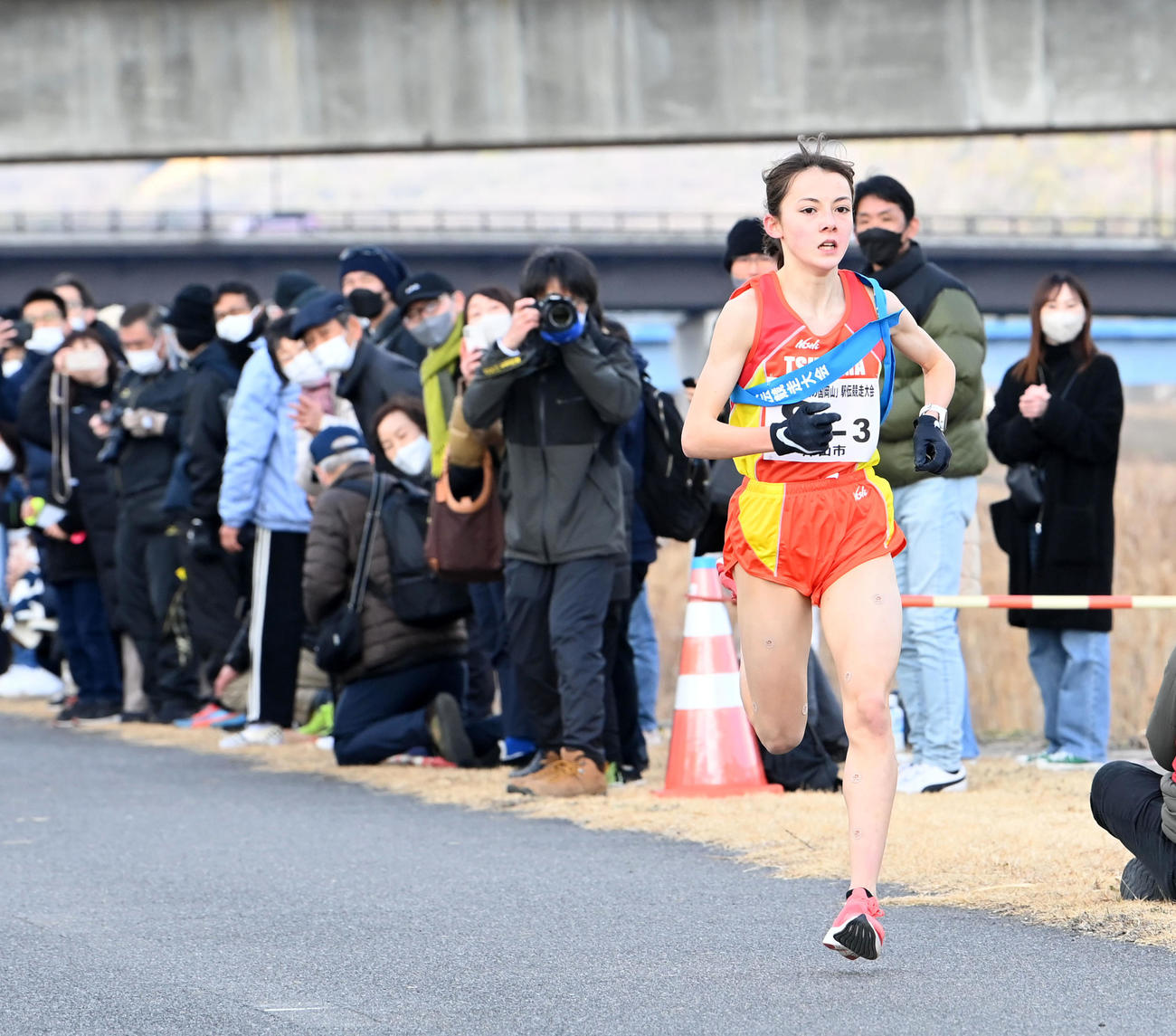沿道の声援を受け快走第3区のドルーリー朱瑛里（撮影・前岡正明）