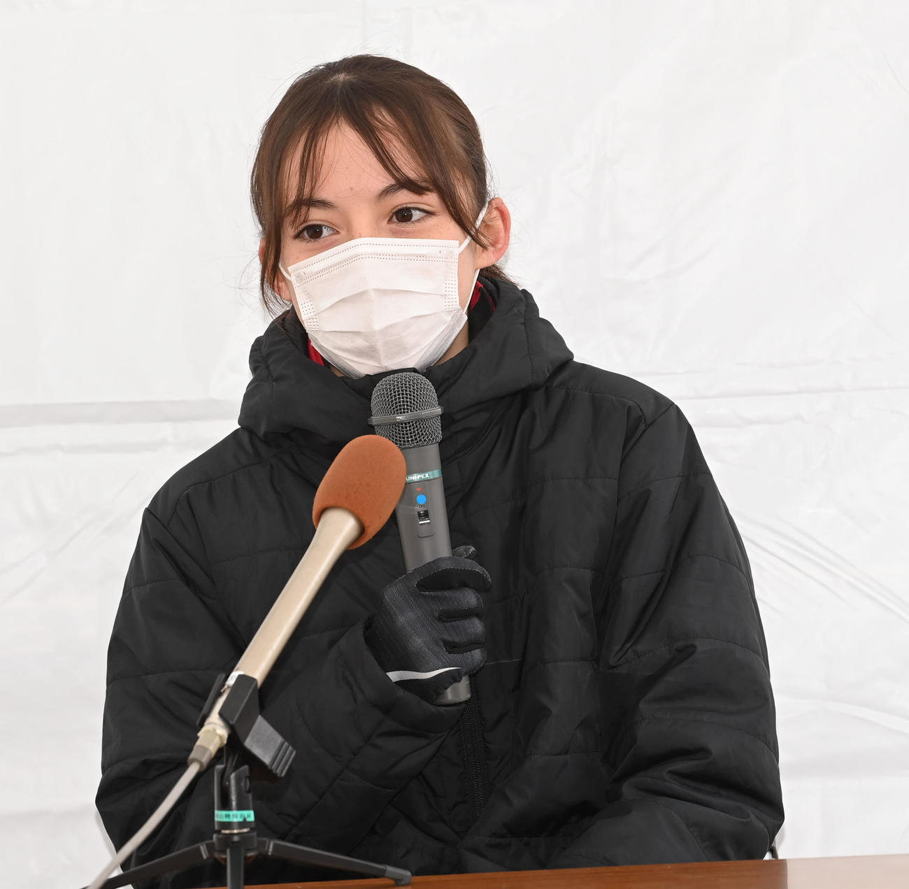 レース後、会見するドルーリー朱瑛里（撮影・前岡正明）