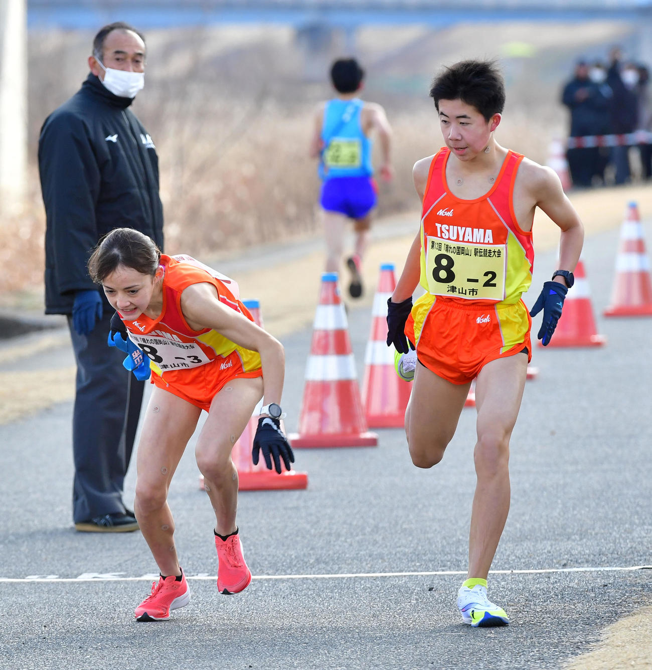たすきを受け取った第3区のドルーリー朱瑛里はバランスを崩す（撮影・前岡正明）