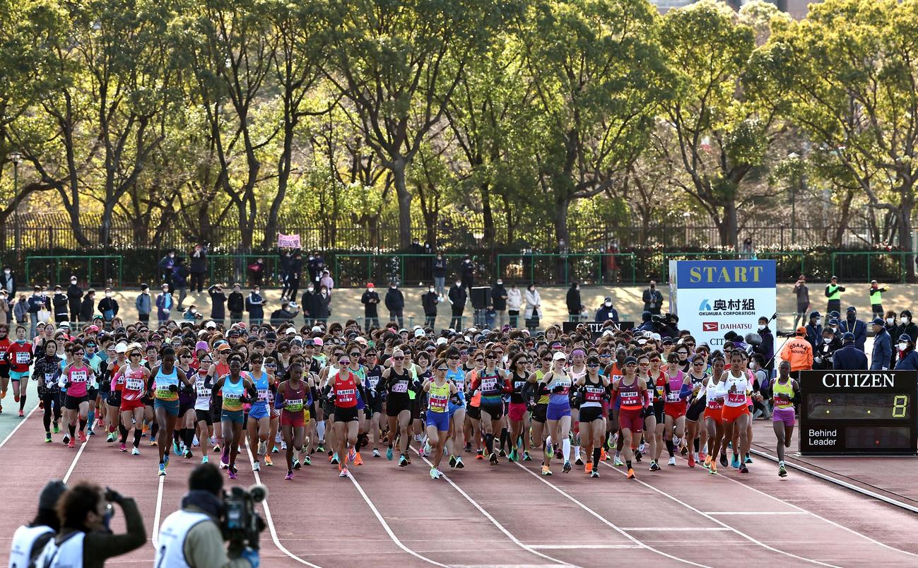 第42回大阪国際女子マラソン　ヤンマーフィールド長居をスタートする選手たち（撮影・上田博志）