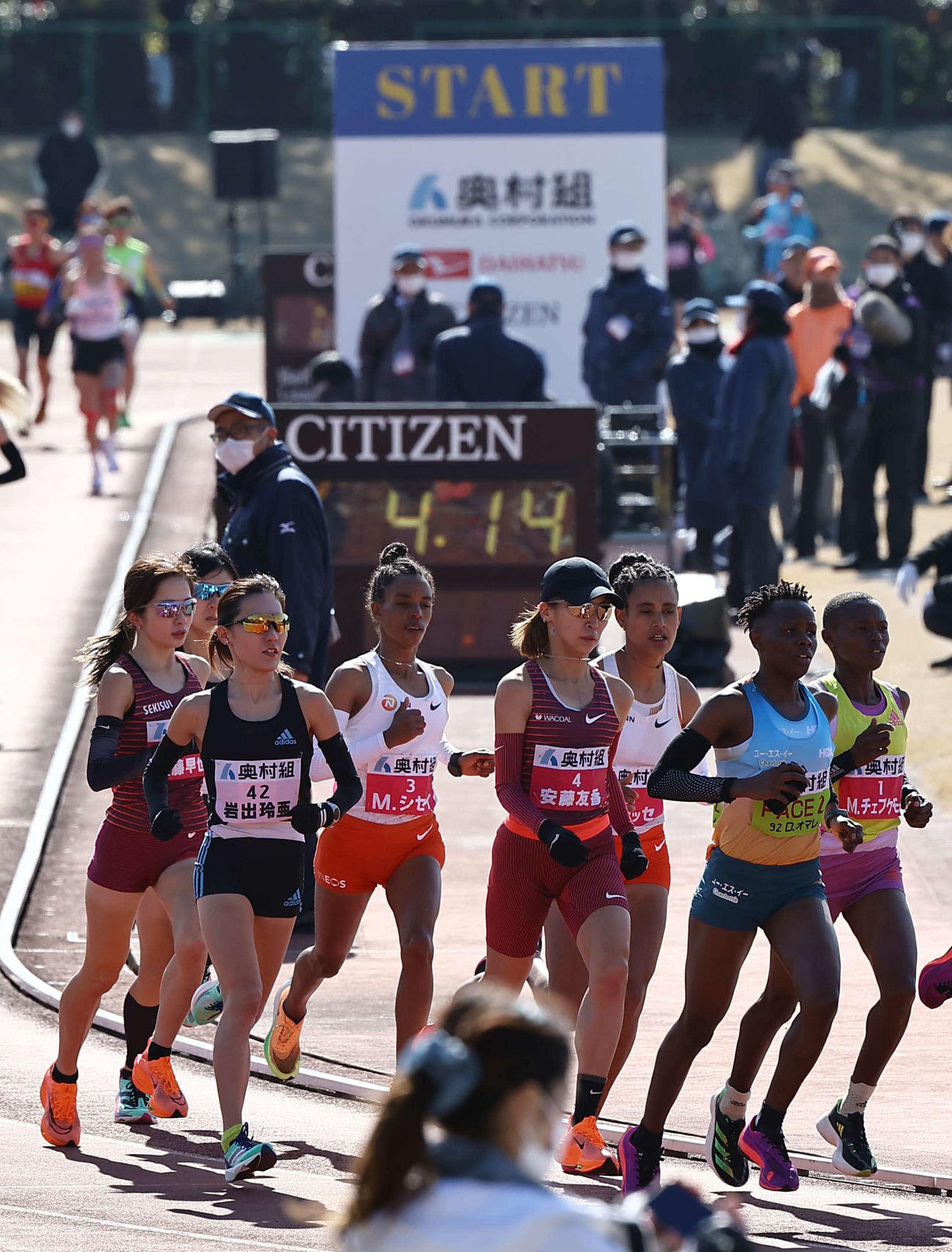 第42回大阪国際女子マラソン　佐藤（左）はトップ集団でスタートする（撮影・上田博志）