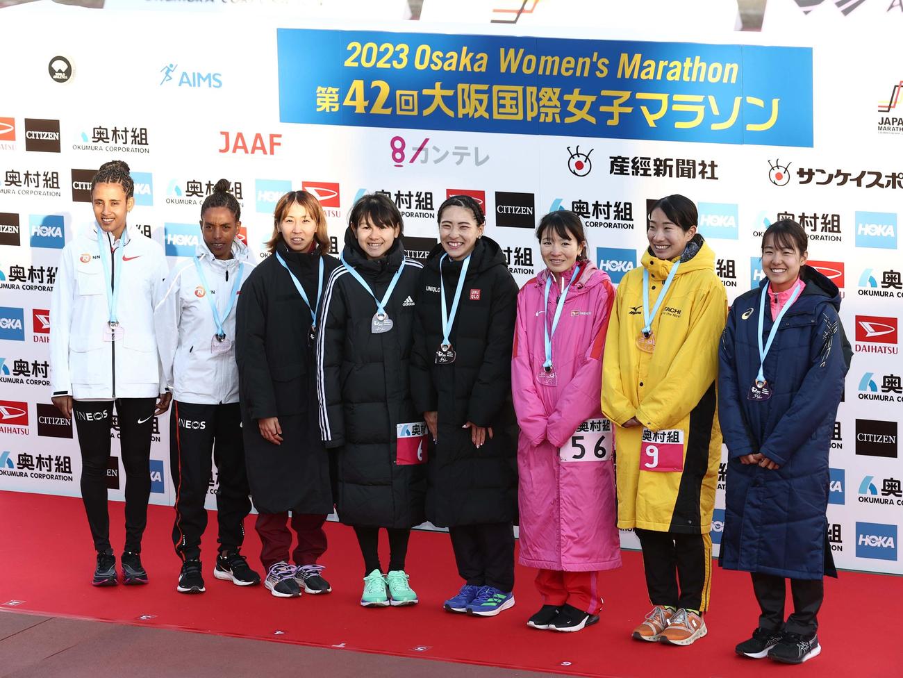 記念撮影で笑顔を見せる、左から1位のヘヴン・ハイル・デッセ、2位のメセレット・ゴラ・シセイ、3位の安藤、4位の上杉、5位の吉川、6位の前田、7位の池田、8位の大東（撮影・上田博志）