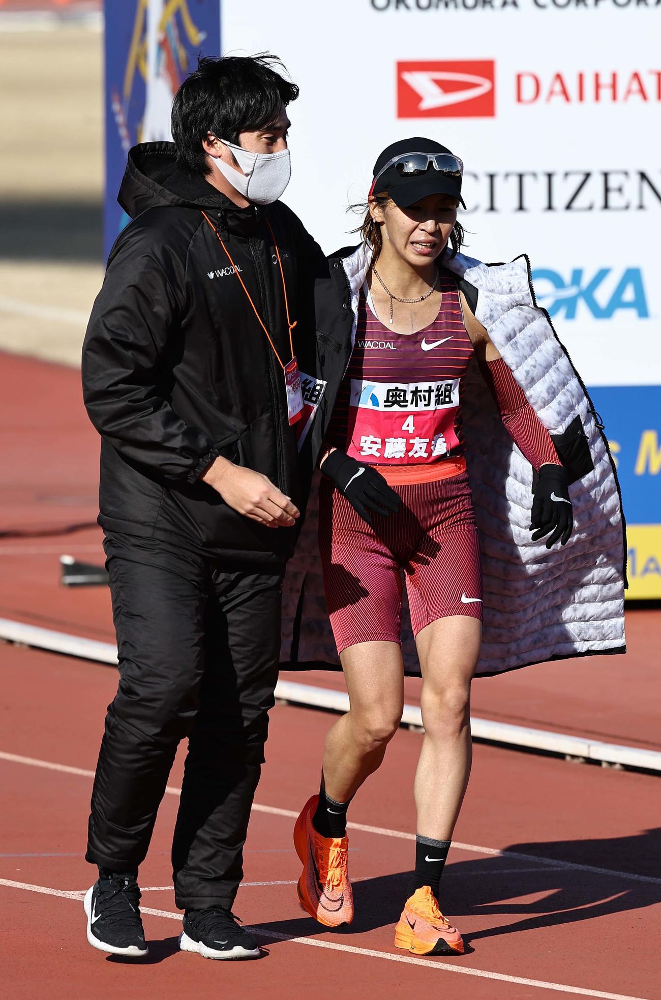 第42回大阪国際女子マラソン　日本人最高の3位でゴールした安藤（右）は冨田コーチの出迎えを受ける（撮影・上田博志）