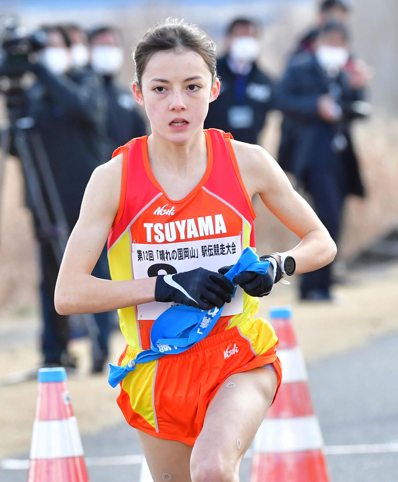 タスキを受け取った第3区のドルーリー朱瑛里はタスキを受け取りスタート（撮影・前岡正明）