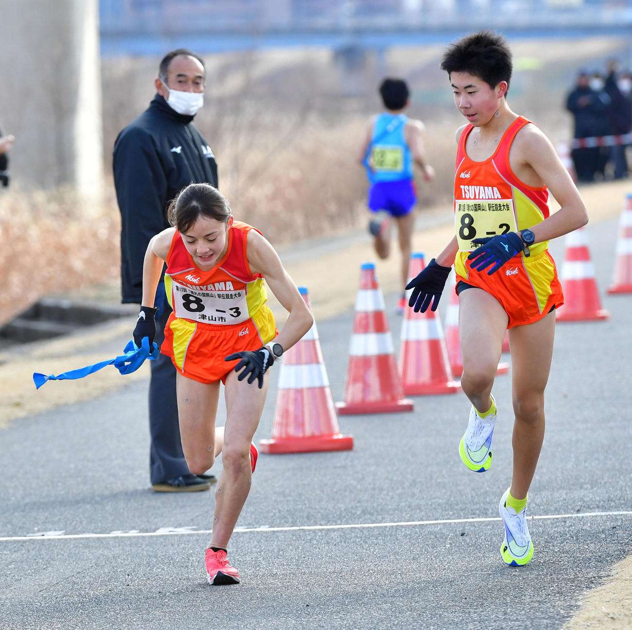 たすきを受け取った第3区のドルーリー朱瑛里はバランスを崩す（撮影・前岡正明）