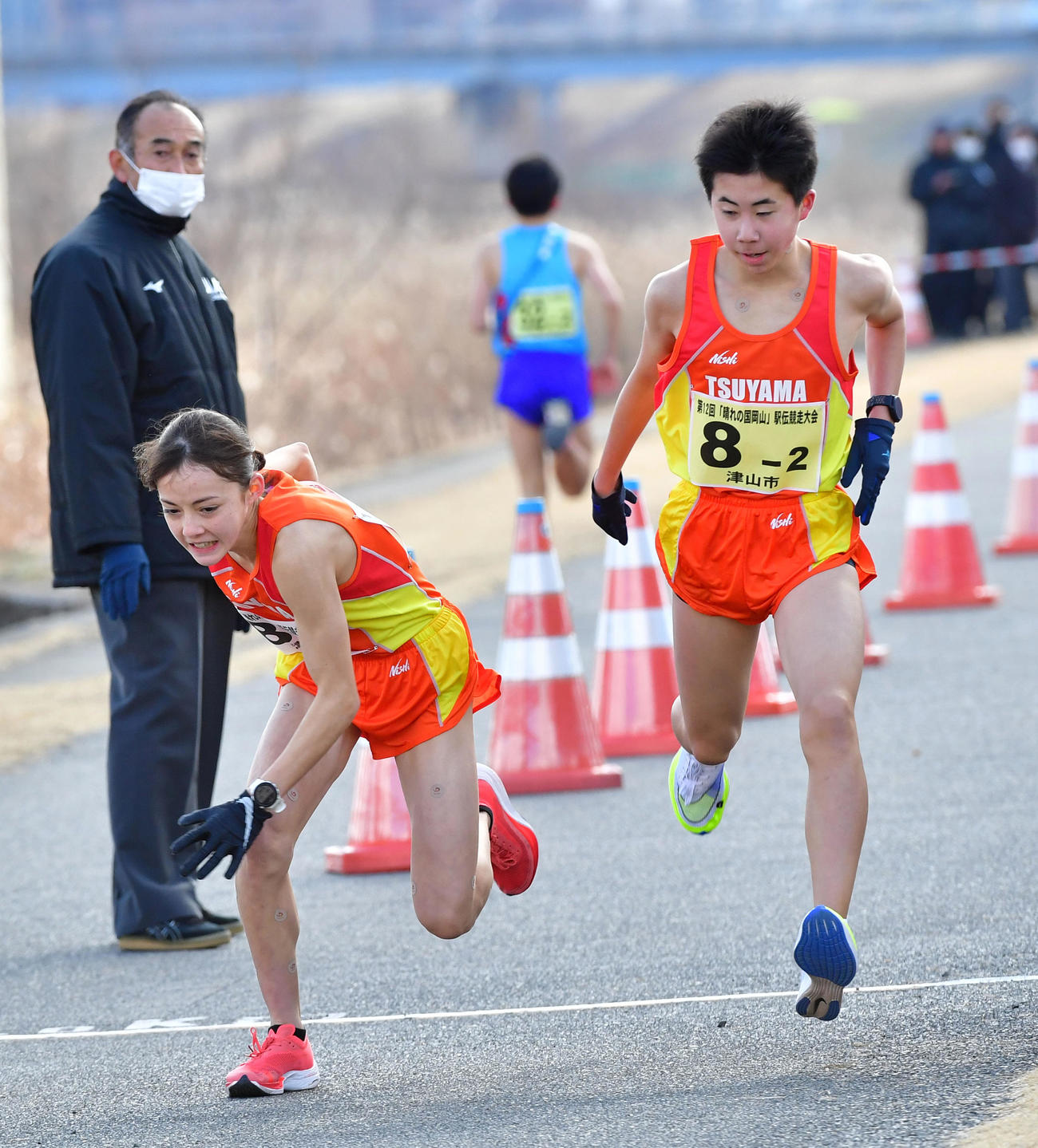 たすきを受け取った第3区のドルーリー朱瑛里はバランスを崩す（撮影・前岡正明）