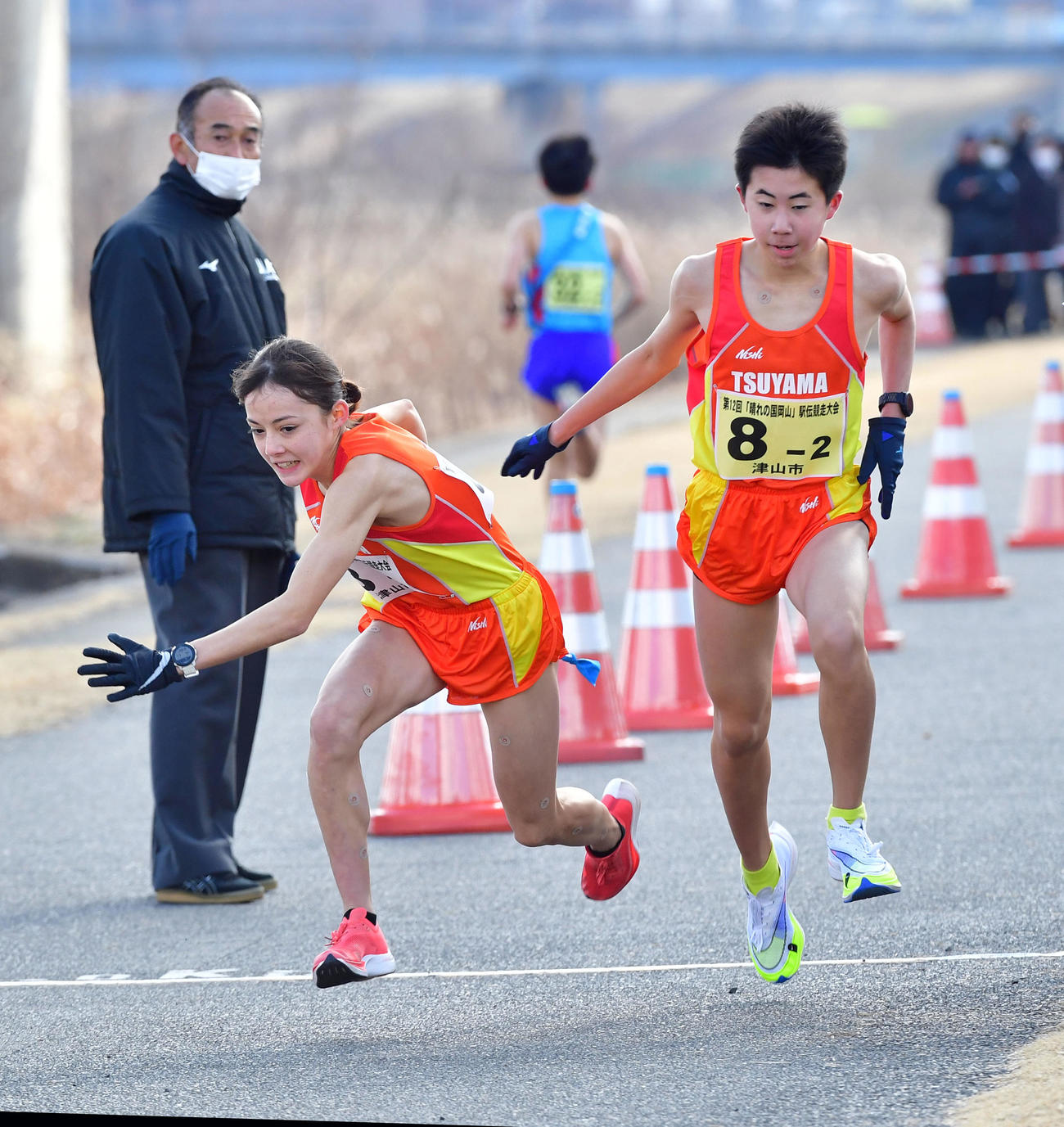 たすきを受け取った第3区のドルーリー朱瑛里はバランスを崩す（撮影・前岡正明）