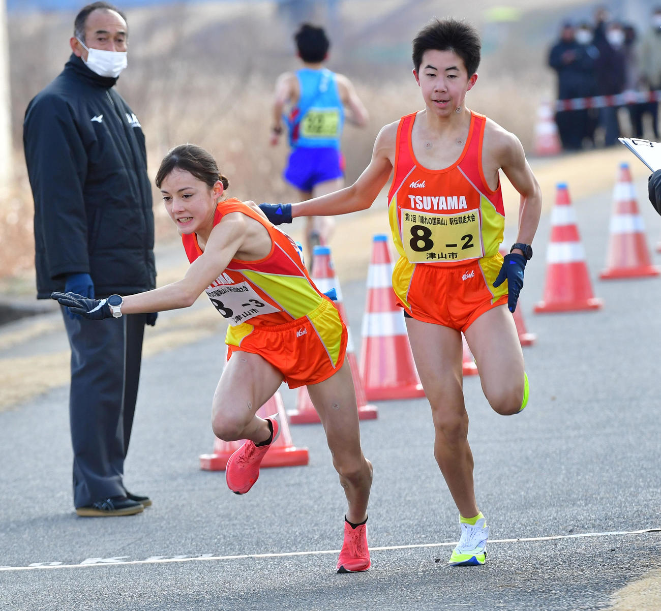 たすきを受け取る第3区のドルーリー朱瑛里（撮影・前岡正明）