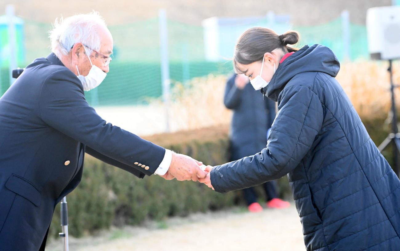 区間賞の表彰を受けるドルーリー朱瑛里（撮影・前岡正明）