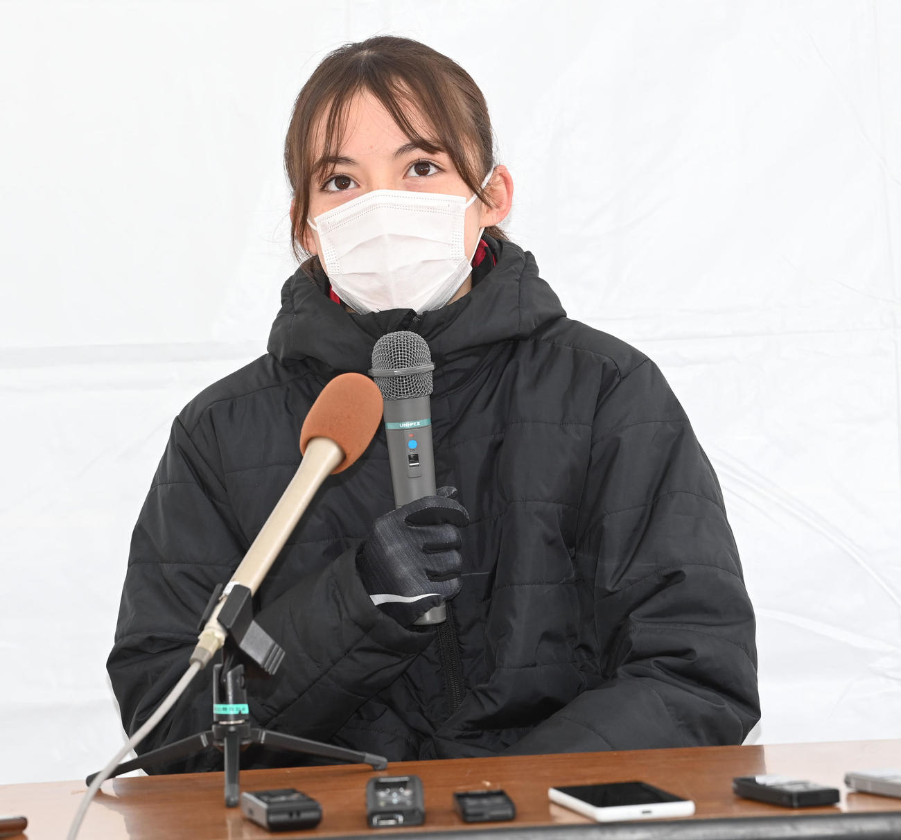 レース後、会見するドルーリー朱瑛里（撮影・前岡正明）