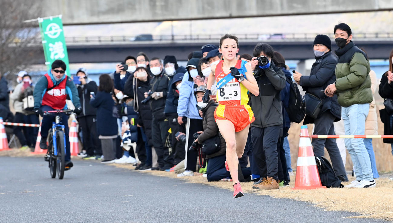沿道の声援を受け快走第3区のドルーリー朱瑛里（撮影・前岡正明）