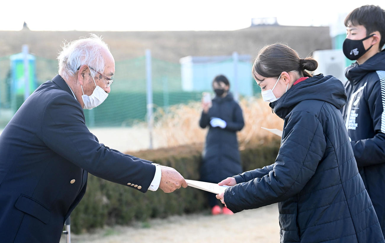 優秀新人賞の表彰を受けるドルーリー朱瑛里（撮影・前岡正明）