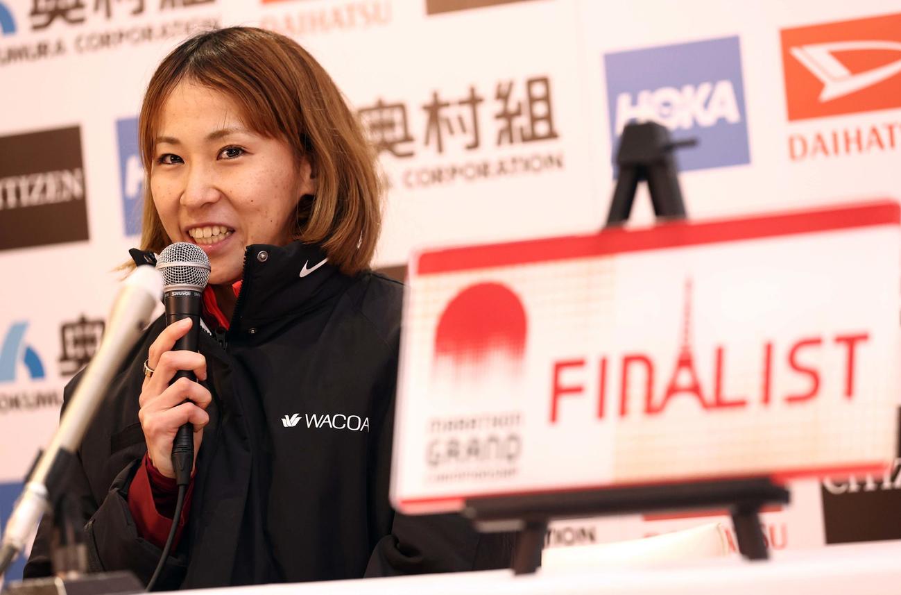 第42回大阪国際女子マラソン　3位の安藤は記者会見で笑顔を見せる（撮影・上田博志）