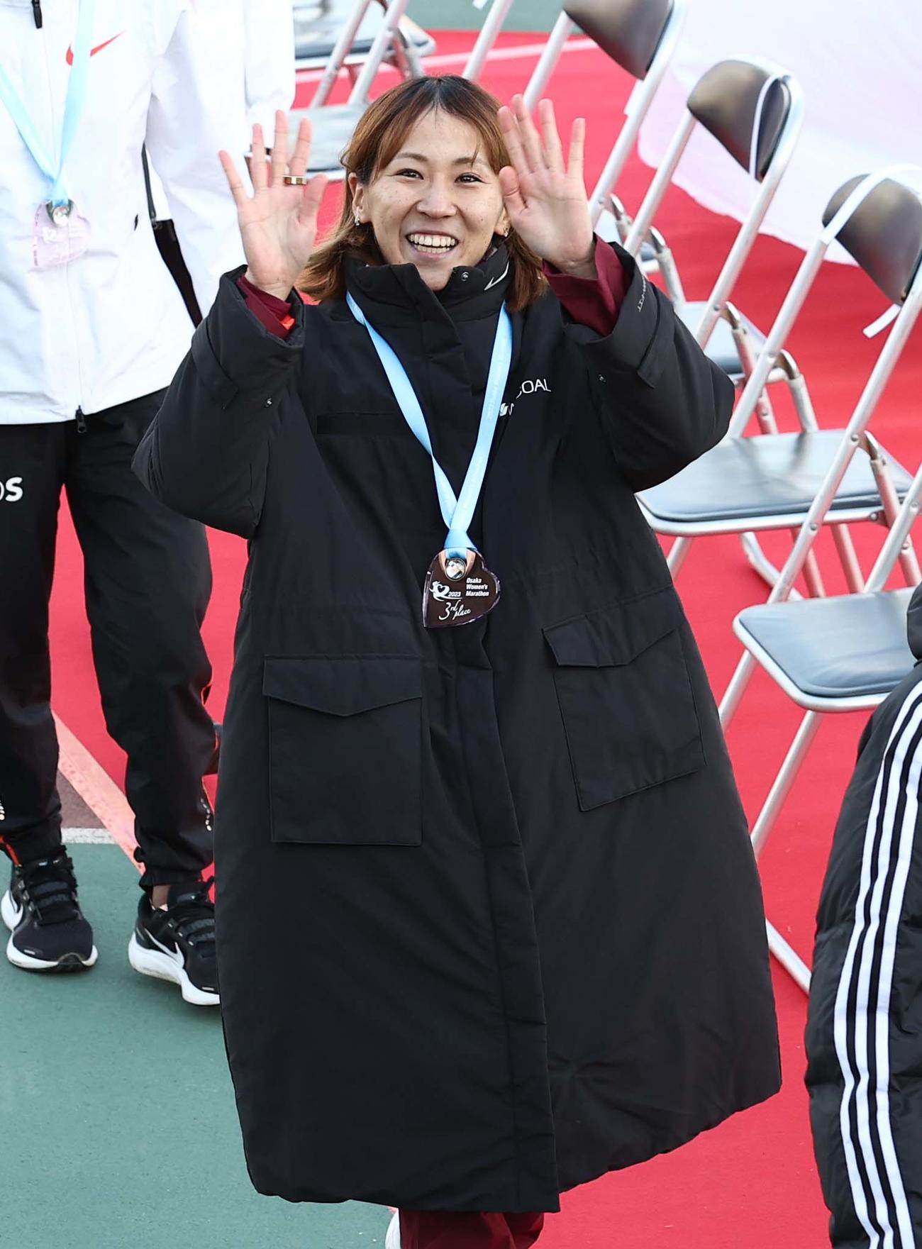 第42回大阪国際女子マラソン　表彰式を終えた3位の安藤はスタンドに向かって笑顔で手を振る（撮影・上田博志）