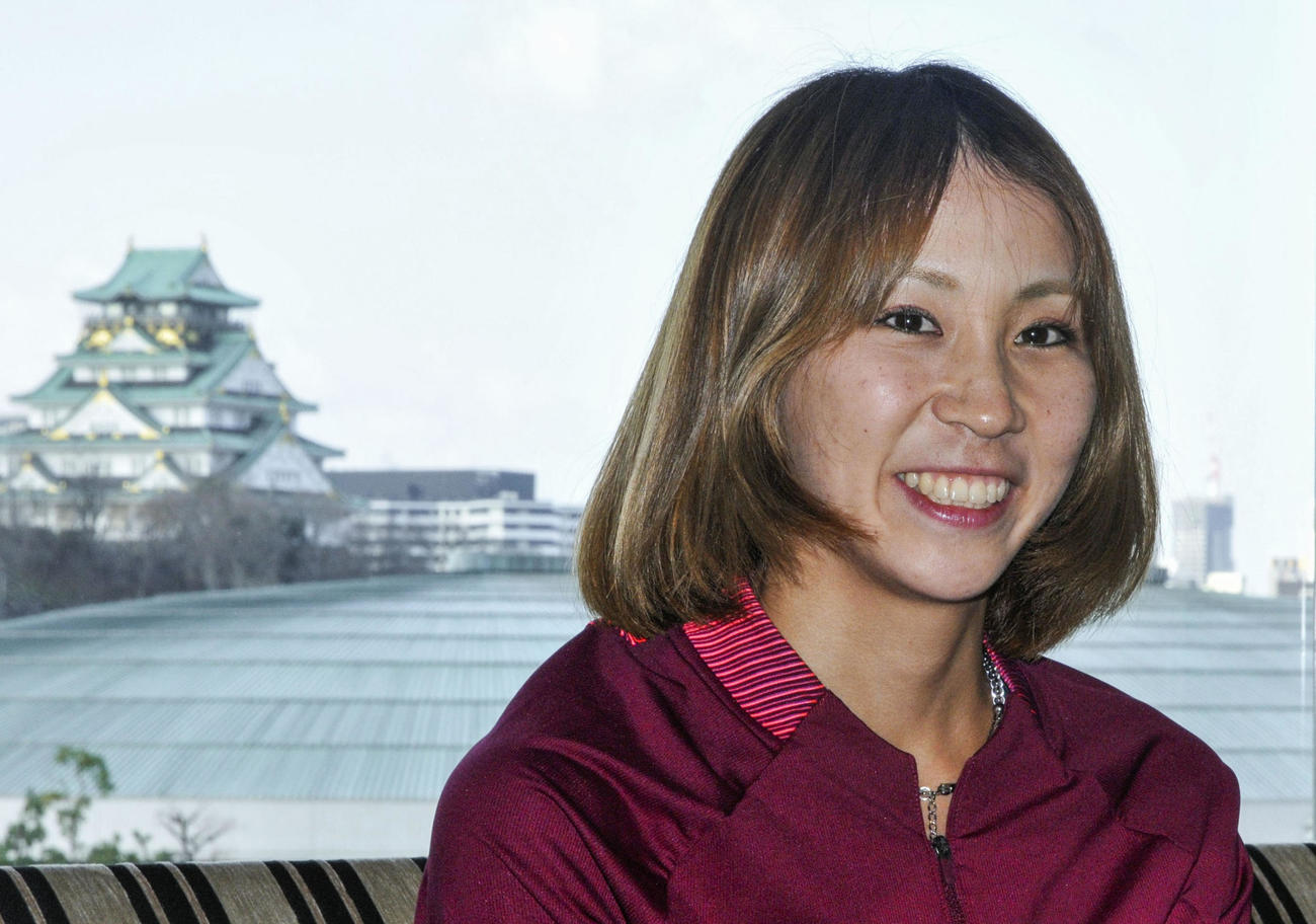 大阪国際女子マラソンから一夜明け、笑顔を見せる安藤友香(共同)
