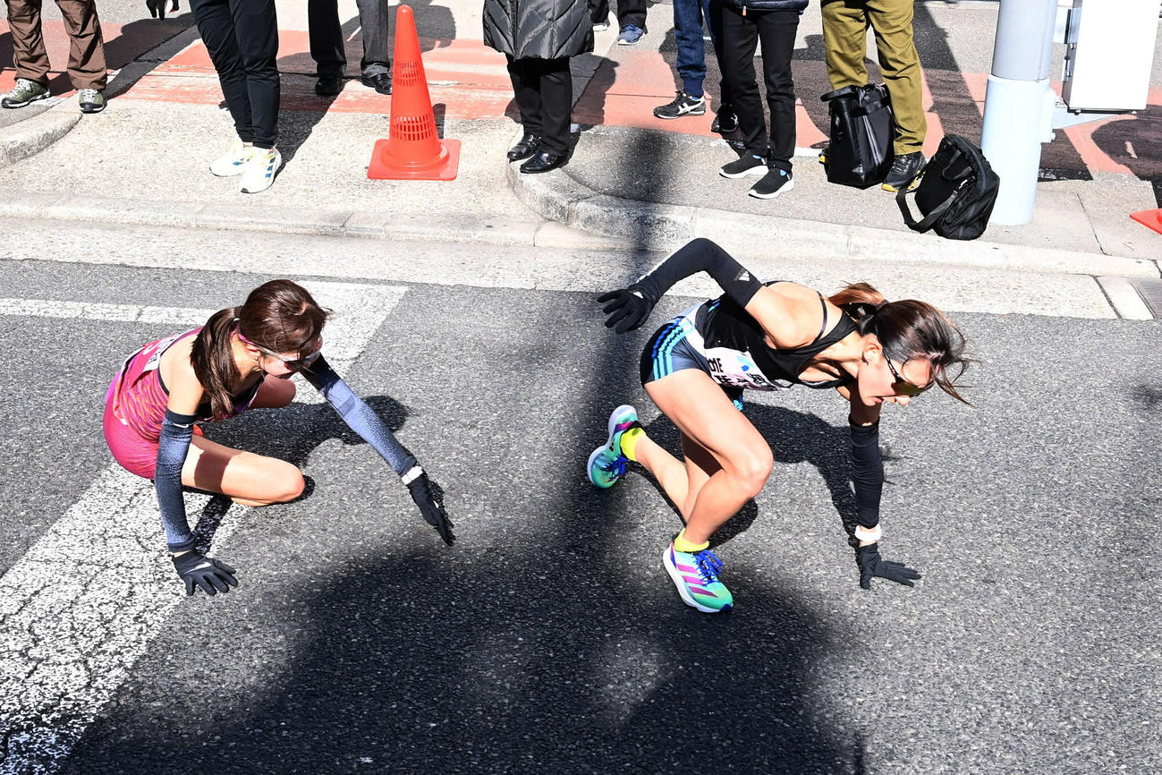 29日、7キロ過ぎ、転倒した佐藤早也伽（左）と岩出玲亜