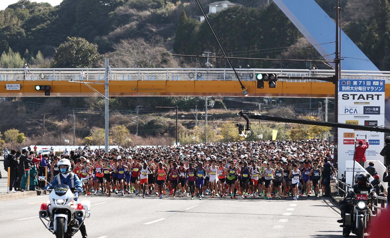 うみたまご・高崎山前から一斉にスタートする選手たち（撮影・上田博志）