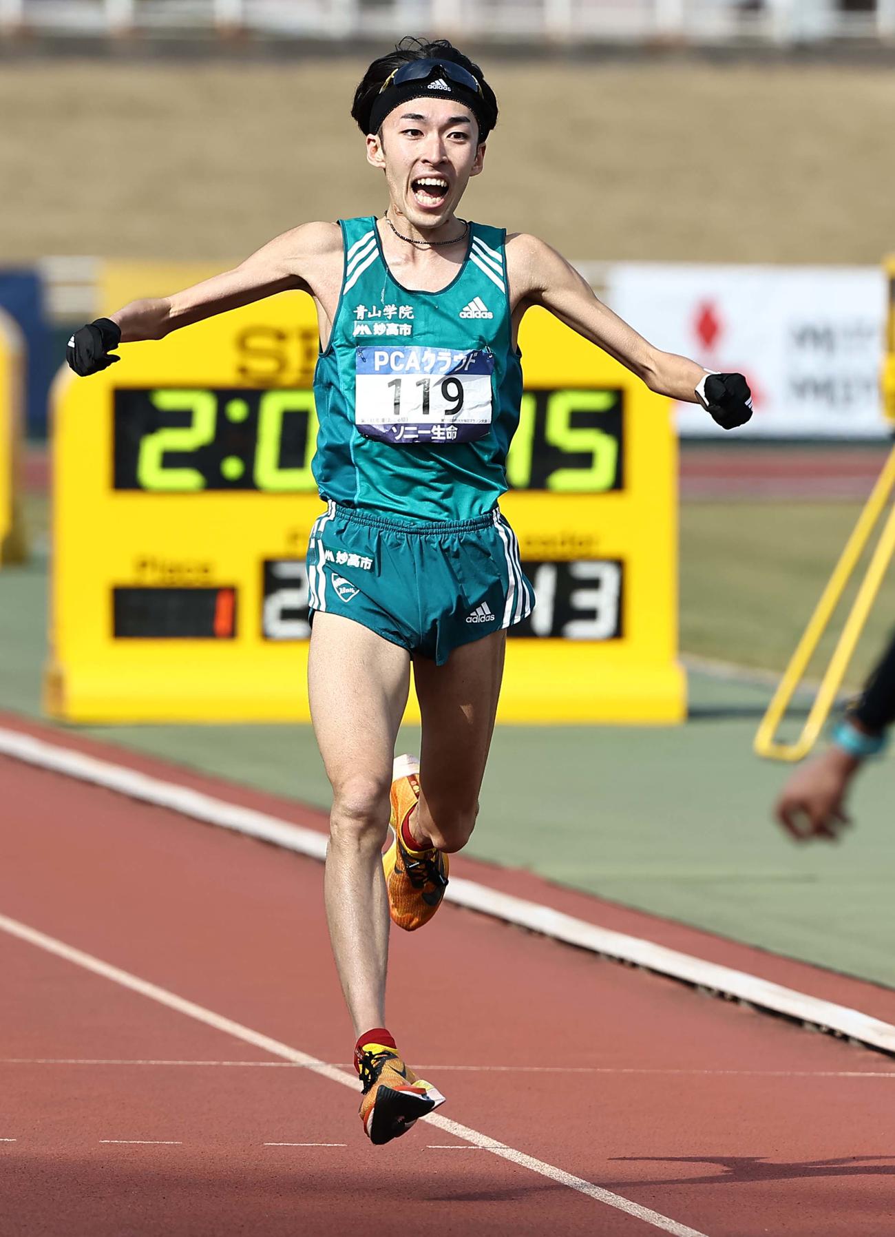 日本人2位でゴールした青学大・横田は雄たけびをあげる（撮影・上田博志）