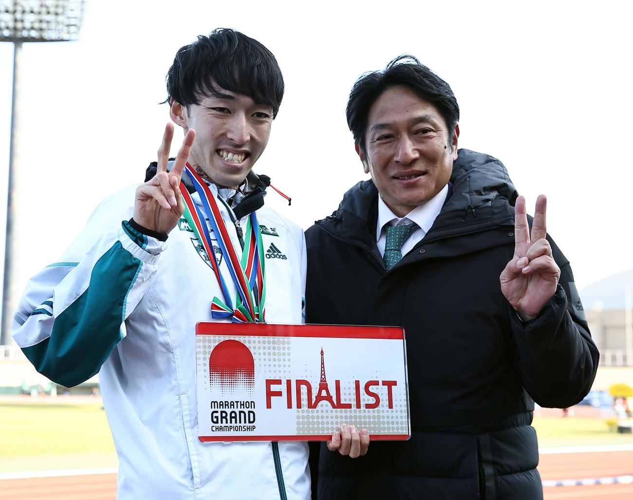 MGC出場を決めた青学大・横田（左）は原監督と笑顔を見せる（撮影・上田博志）