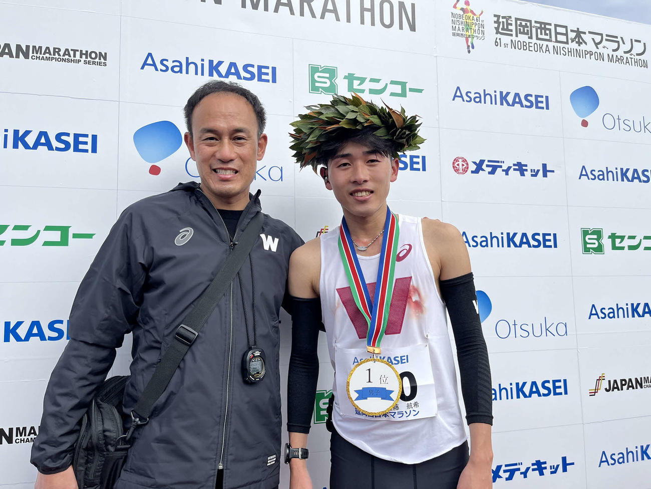 初マラソンで優勝した佐藤（右）と花田監督