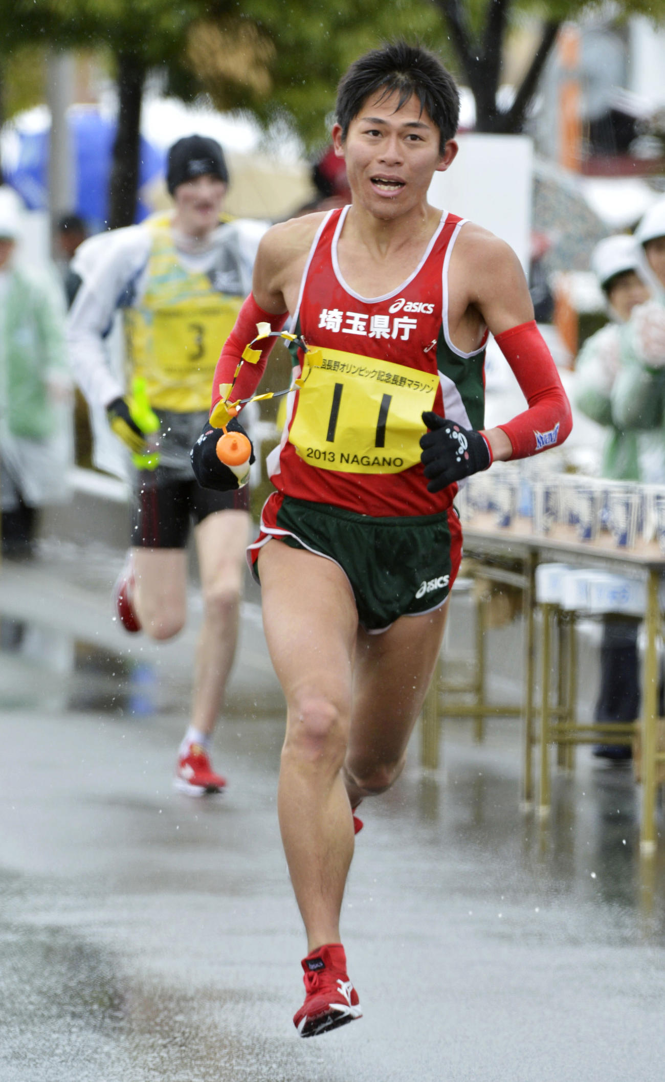 長野マラソン　40キロ付近の給水所でスパートする川内優輝（2013年4月21日撮影）