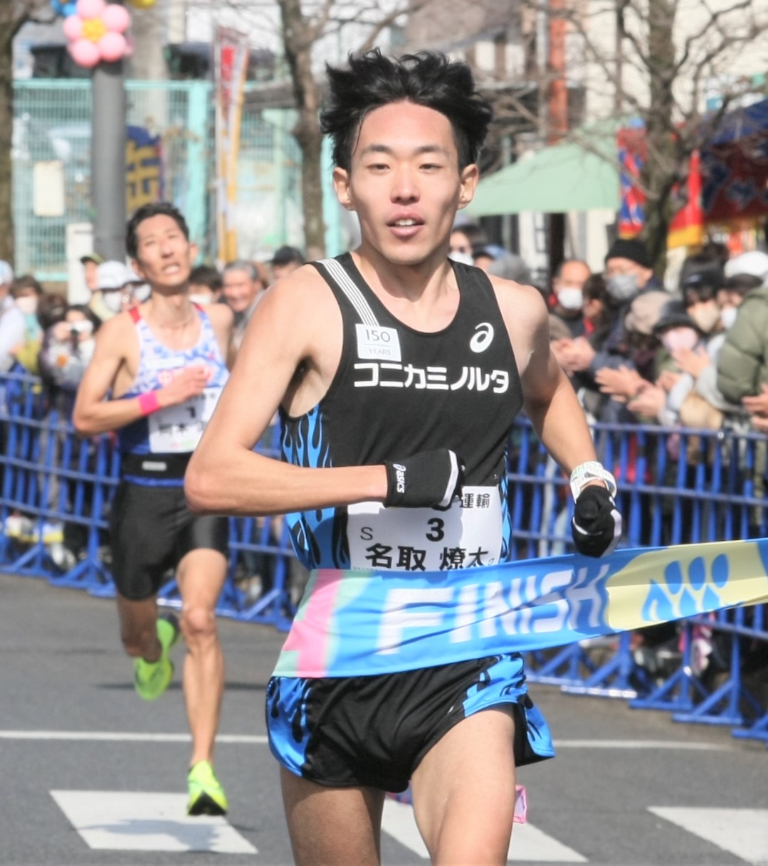 青梅マラソン　男子30キロで1位でフィニッシュするコニカミノルタ・名取（撮影・藤塚大輔）