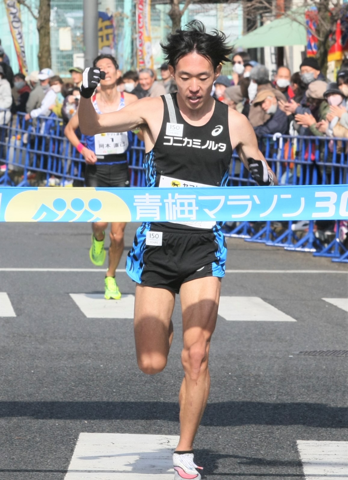青梅マラソン　男子30キロで1位でフィニッシュするコニカミノルタ・名取（撮影・藤塚大輔）
