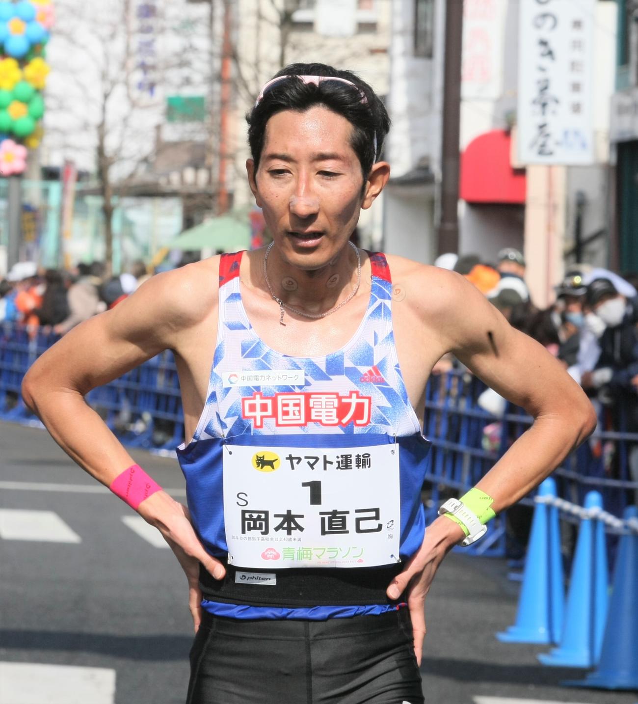 青梅マラソン　男子30キロで2位でフィニッシュした中国電力・岡本（撮影・藤塚大輔）
