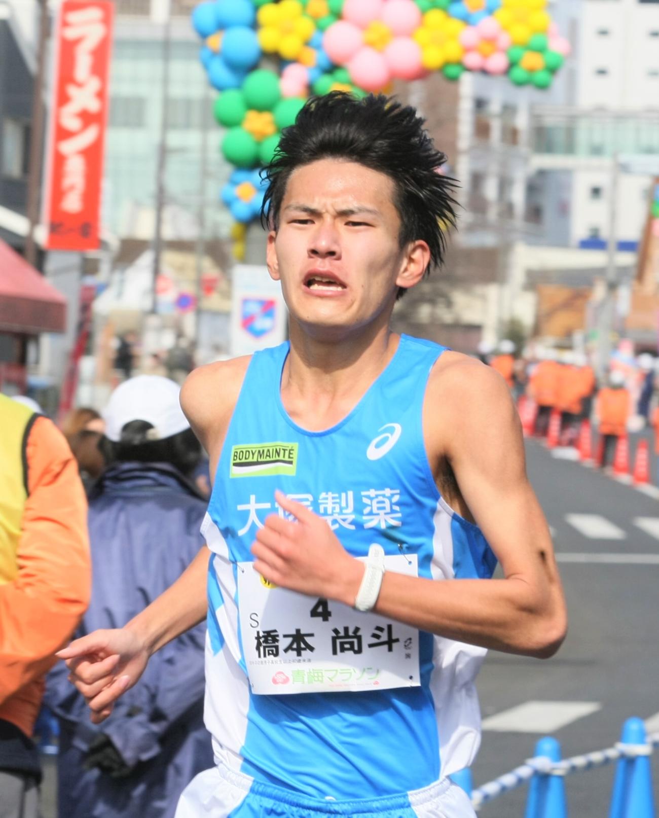 青梅マラソン　男子30キロで3位でフィニッシュした大塚製薬・橋本（撮影・藤塚大輔）