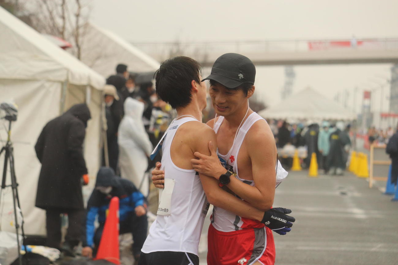 優勝の池田向希と抱き合う高橋英輝（撮影・竹本穂乃加）＝2023年2月19日、兵庫県神戸市内