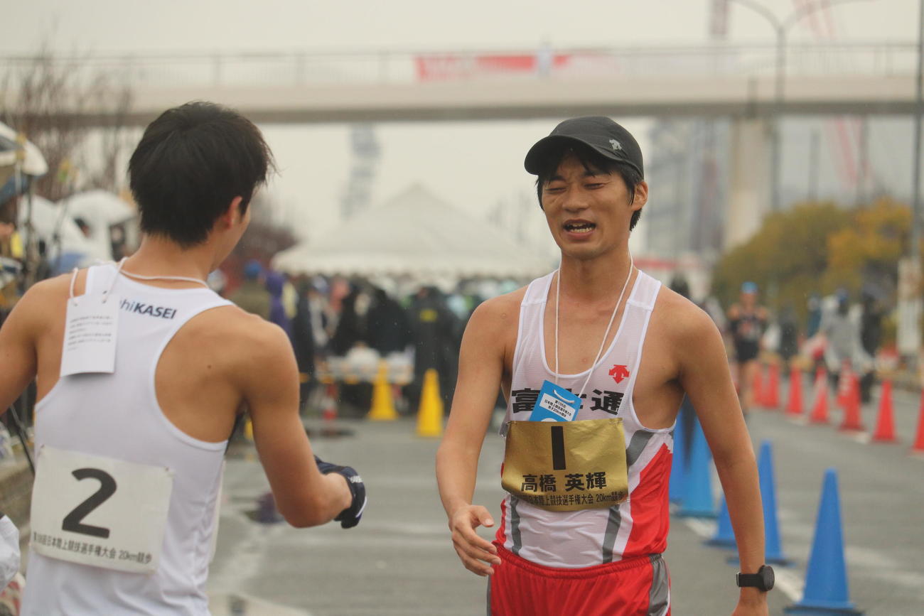 優勝した池田向希の元へ駆け寄る高橋英輝（撮影・竹本穂乃加）＝2023年2月19日、兵庫県神戸市内