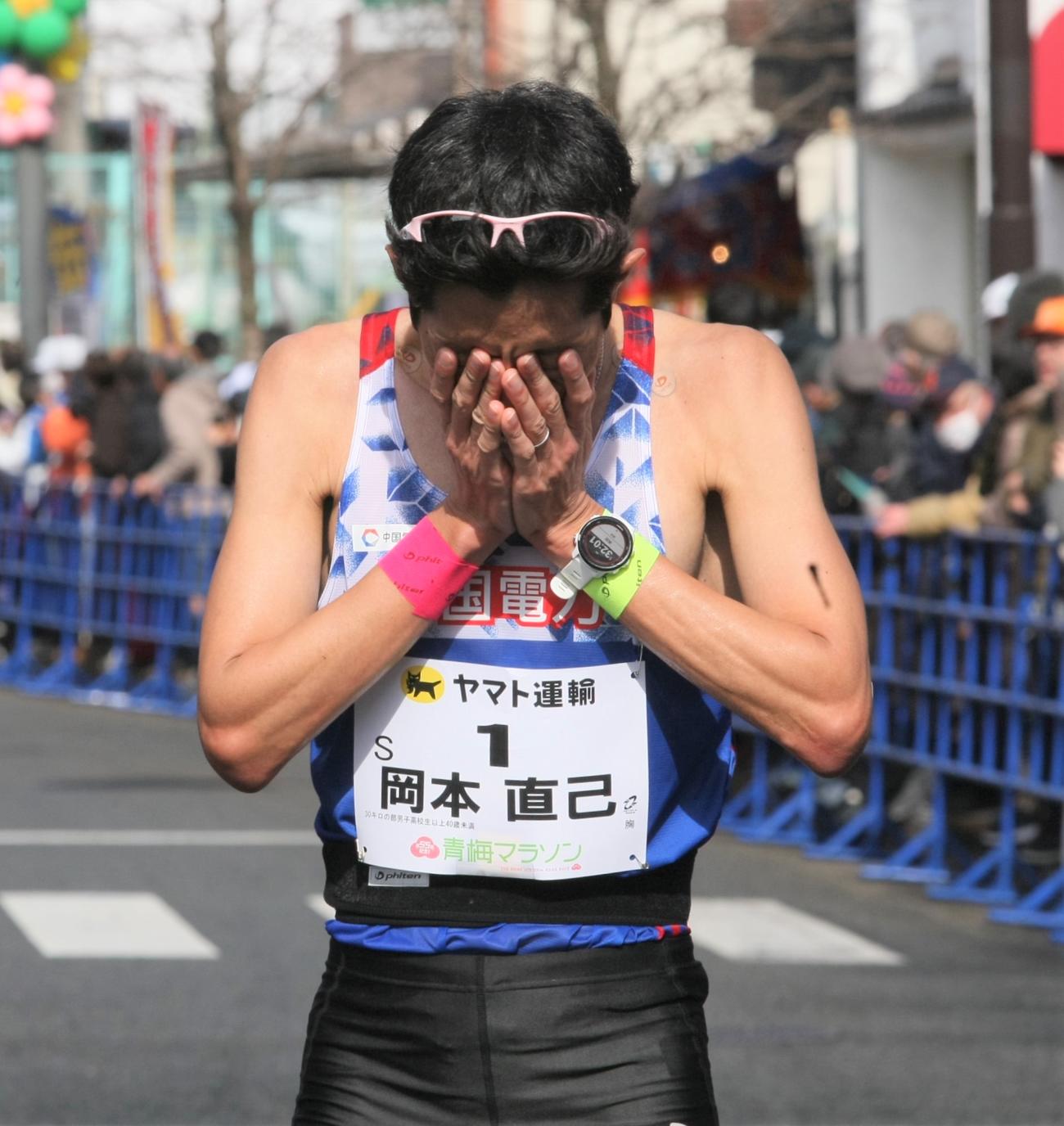 青梅マラソン　男子30キロで2位でフィニッシュした中国電力・岡本（撮影・藤塚大輔）