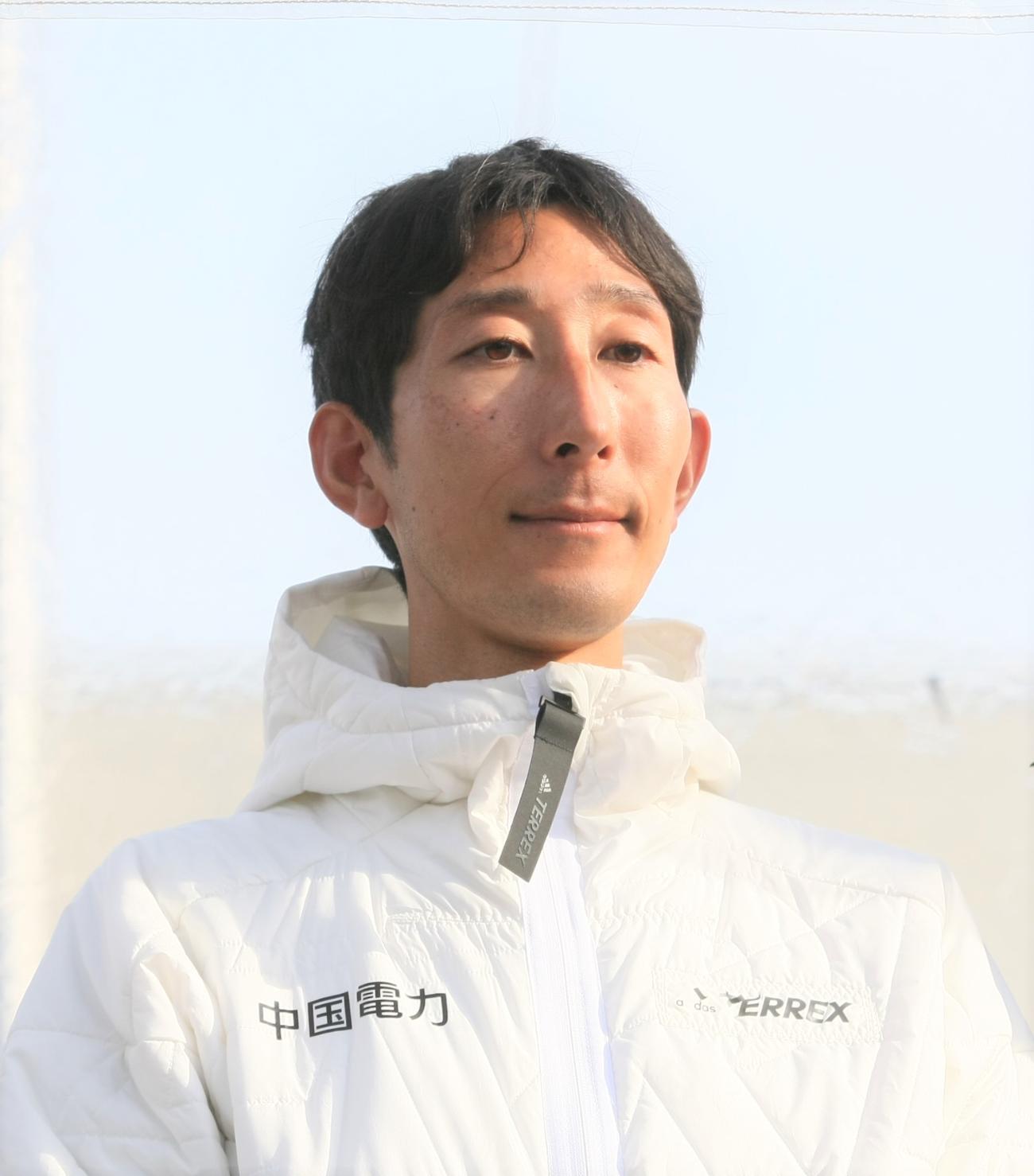 青梅マラソン　表彰式に臨む男子30キロ2位の中国電力・岡本（撮影・藤塚大輔）