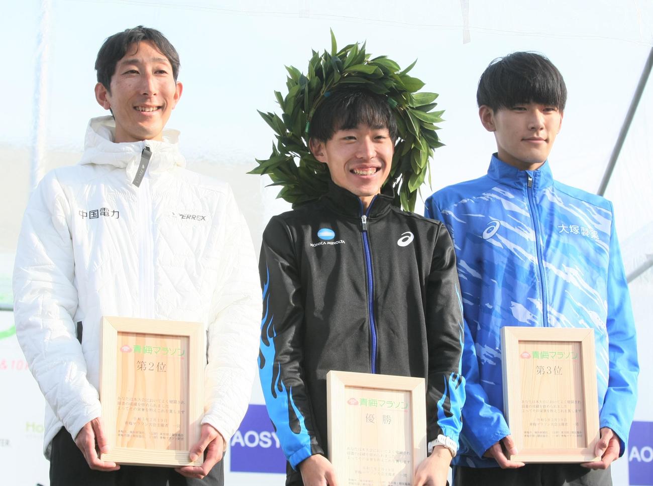 青梅マラソン　男子30キロに出場した、左から2位の中国電力・岡本、優勝のコニカミノルタ・名取、3位の大塚製薬・橋本（撮影・藤塚大輔）