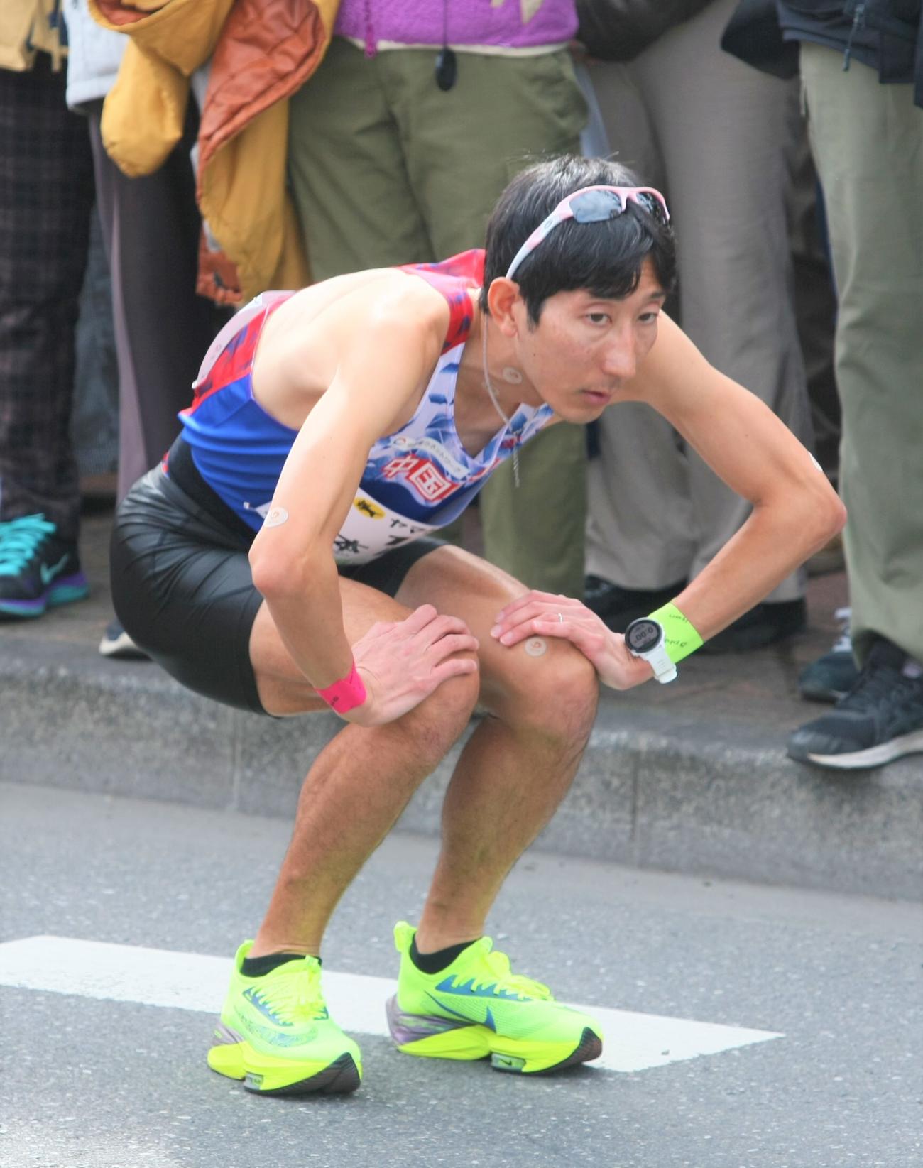 青梅マラソン　レース前に入念に準備を行う中国電力・岡本（撮影・藤塚大輔）