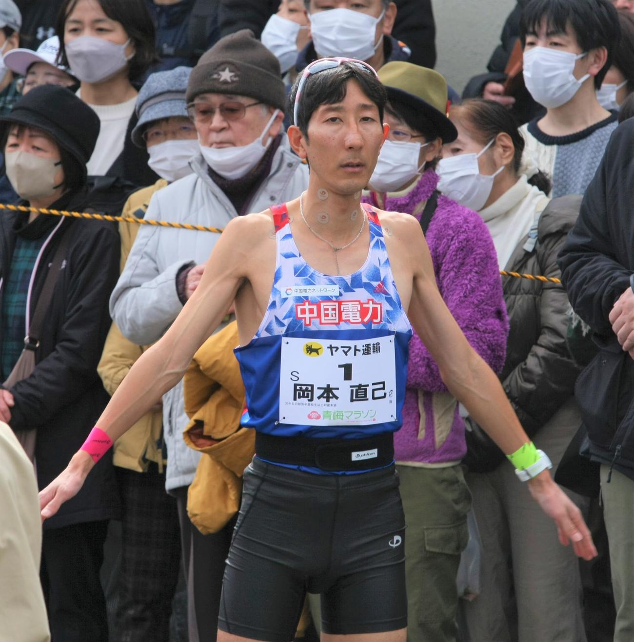 青梅マラソン　レース前に入念に準備を行う中国電力・岡本（撮影・藤塚大輔）
