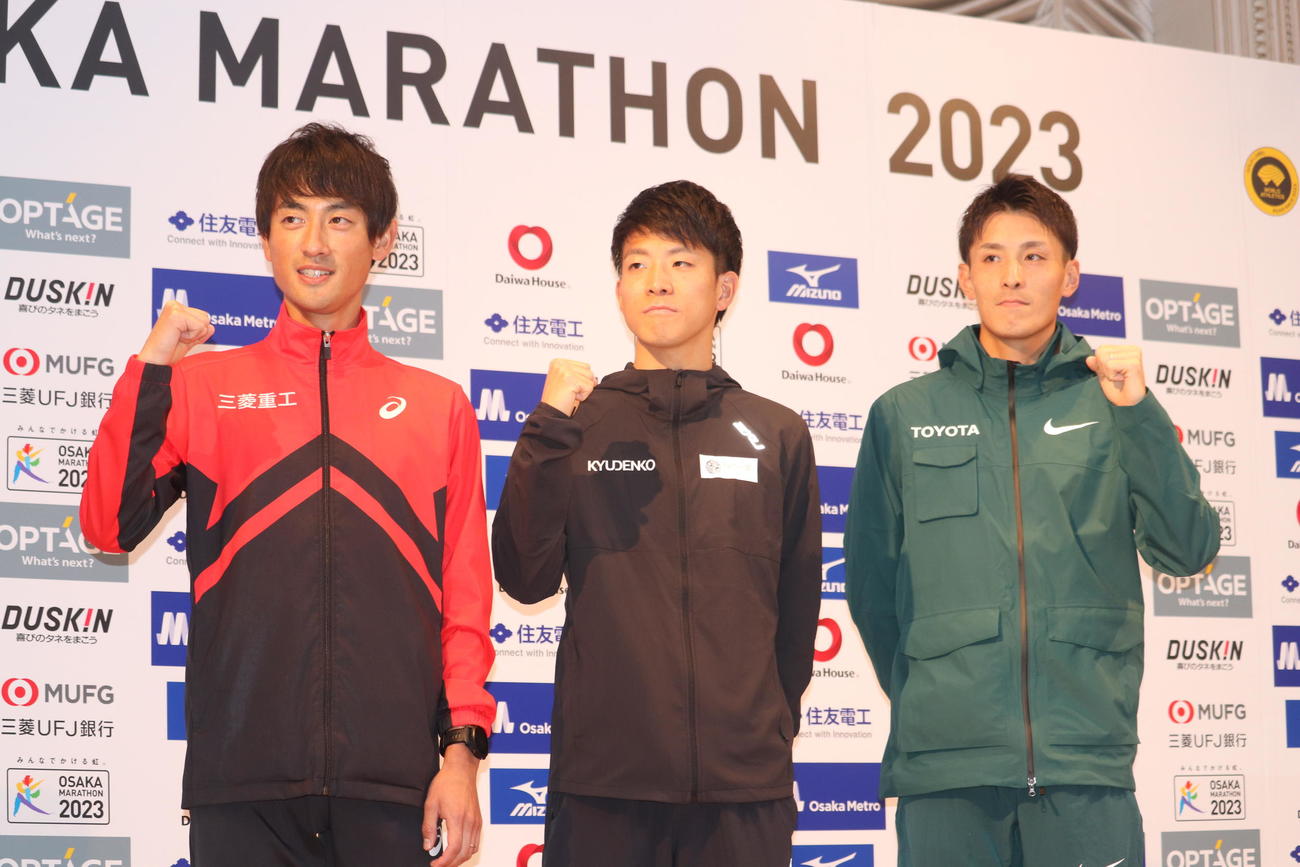 大阪マラソンの招待選手会見に臨んだ3人。左から定方俊樹、大塚祥平、服部勇馬（撮影・竹本穂乃加）