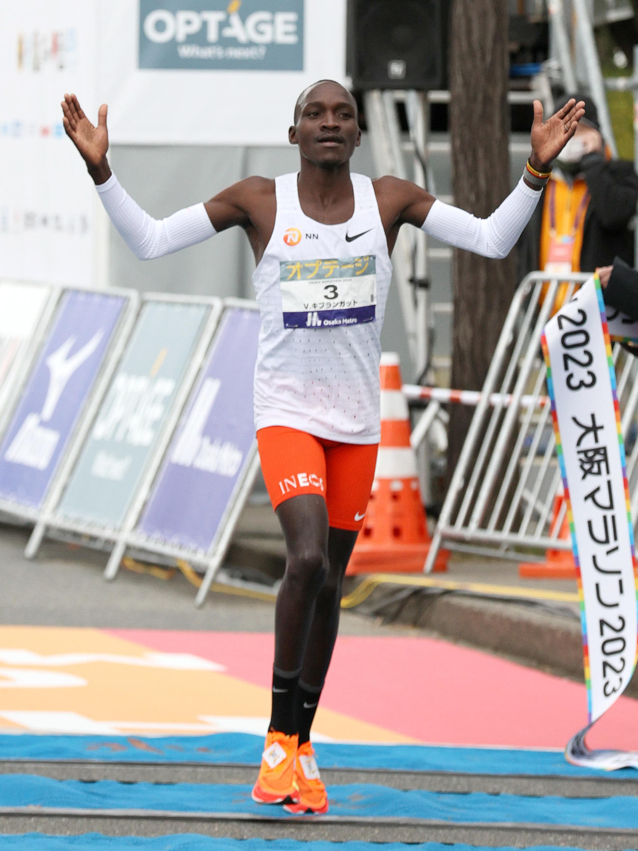 2位でゴールするV・キプランガット（撮影・上山淳一）