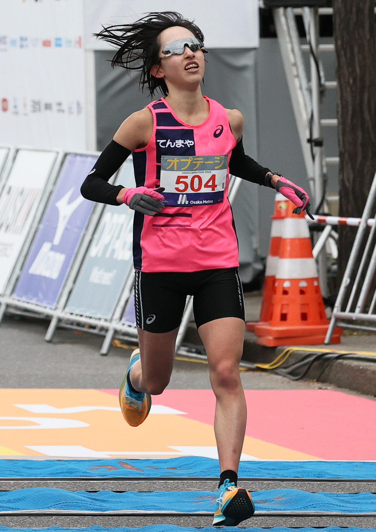 女子3位でゴールする渡辺桃子（撮影・上山淳一）