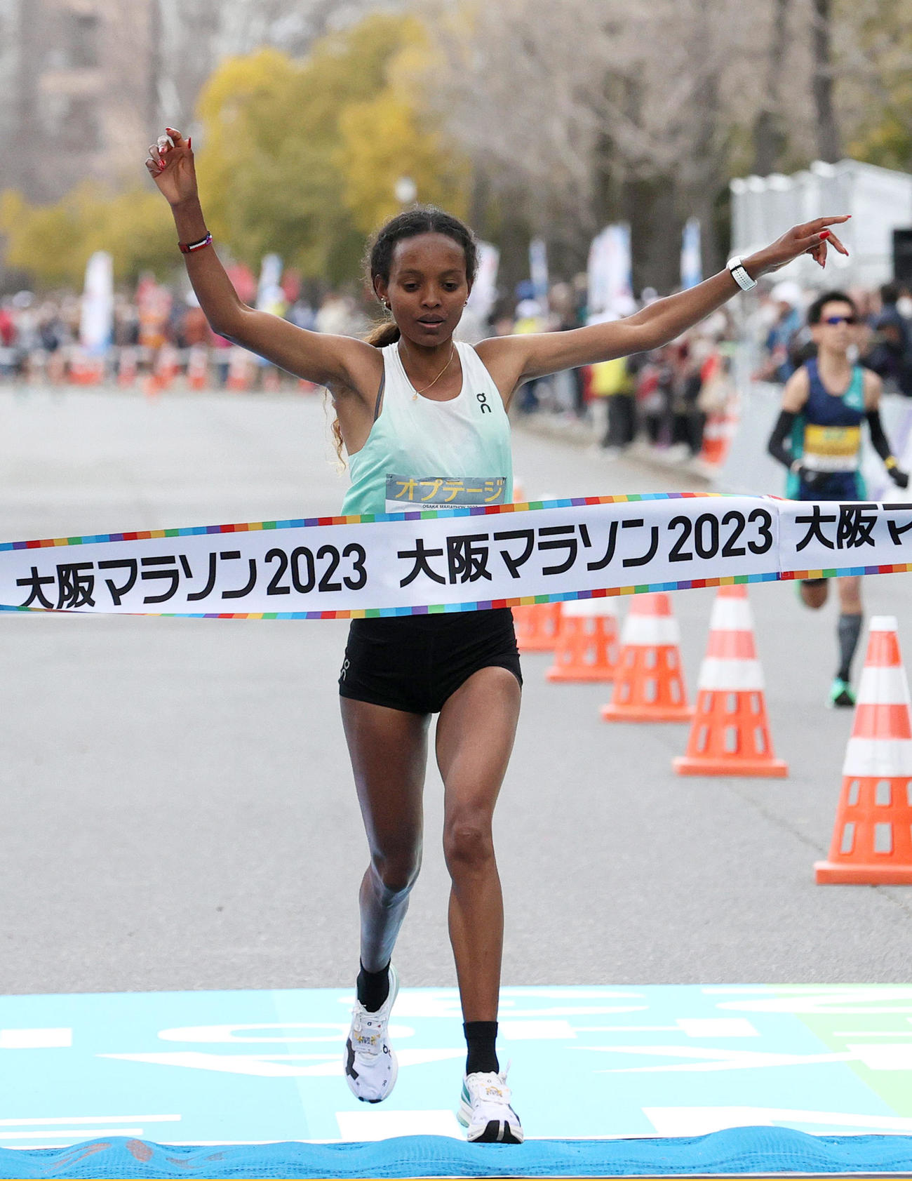 女子1位でゴールテープを切るH・ベケレ（撮影・上山淳一）