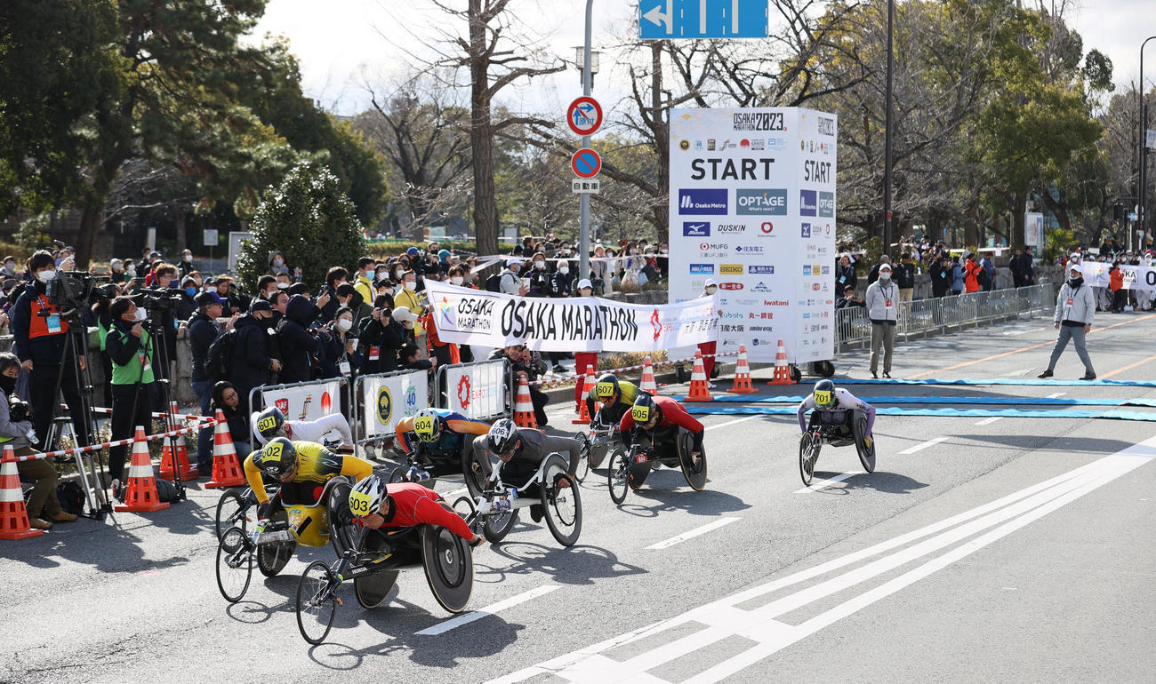 大阪府庁前を一斉にスタートする車いすの選手ら（撮影・上山淳一）