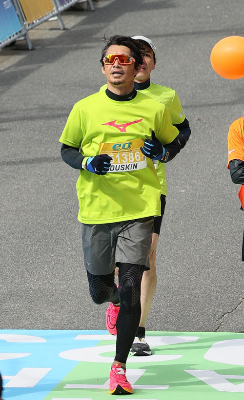 大阪マラソンを完走する日刊スポーツ評論家の鳥谷氏（撮影・上山淳一）