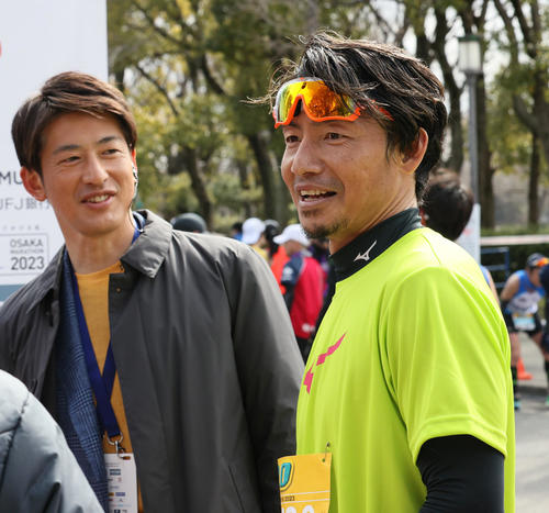 大阪マラソンを完走し笑顔を見せる日刊スポーツ評論家の鳥谷氏。左は能見氏（撮影・上山淳一）