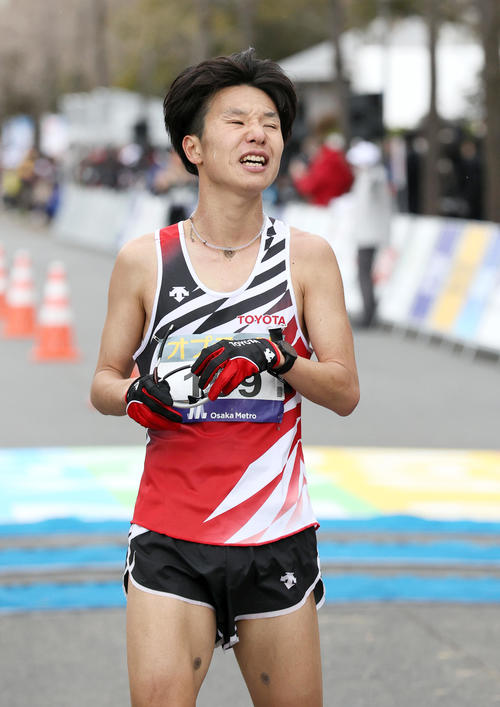 23位でゴールする畔上（左）（撮影・上山淳一）