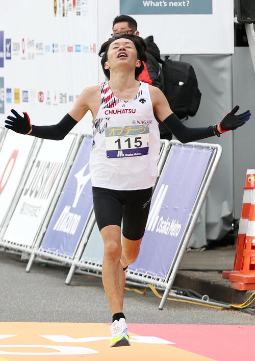 11位でゴールする吉岡（撮影・上山淳一）
