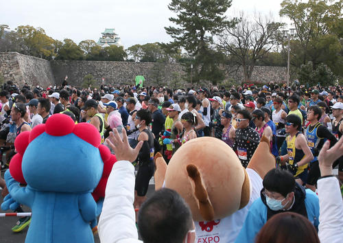 大阪城を横にスタートする選手ら（撮影・上山淳一）